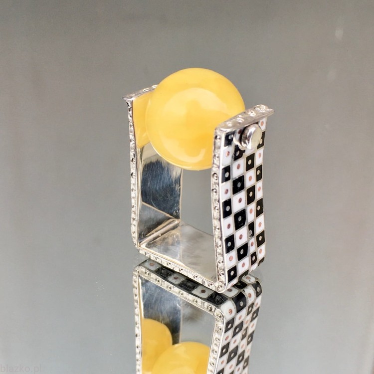 amber blazko - unikatowy pierścień z bursztynem