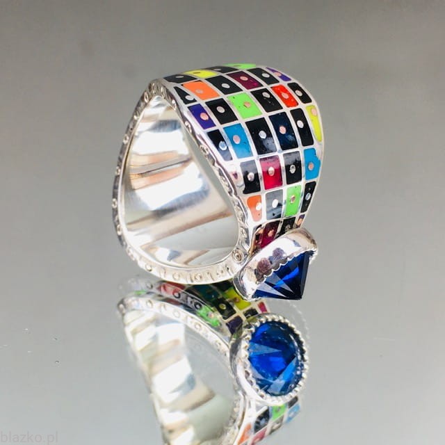 Pierścionek z kolekcji Szachownicy Blazko - Kokardka