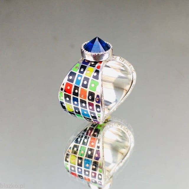 Czarno-kolorowa kokardka w Szachownicę Blazko - wyjątkowy pierścionek
