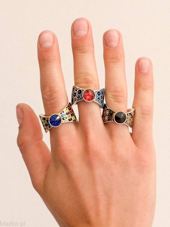 Czarno-kolorowa kokardka w Szachownicę Blazko - wyjątkowy pierścionek