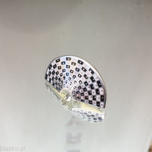 srebrna broszka z kolekcji Szachownicy Blazko, czarno-biała wersja - Classic